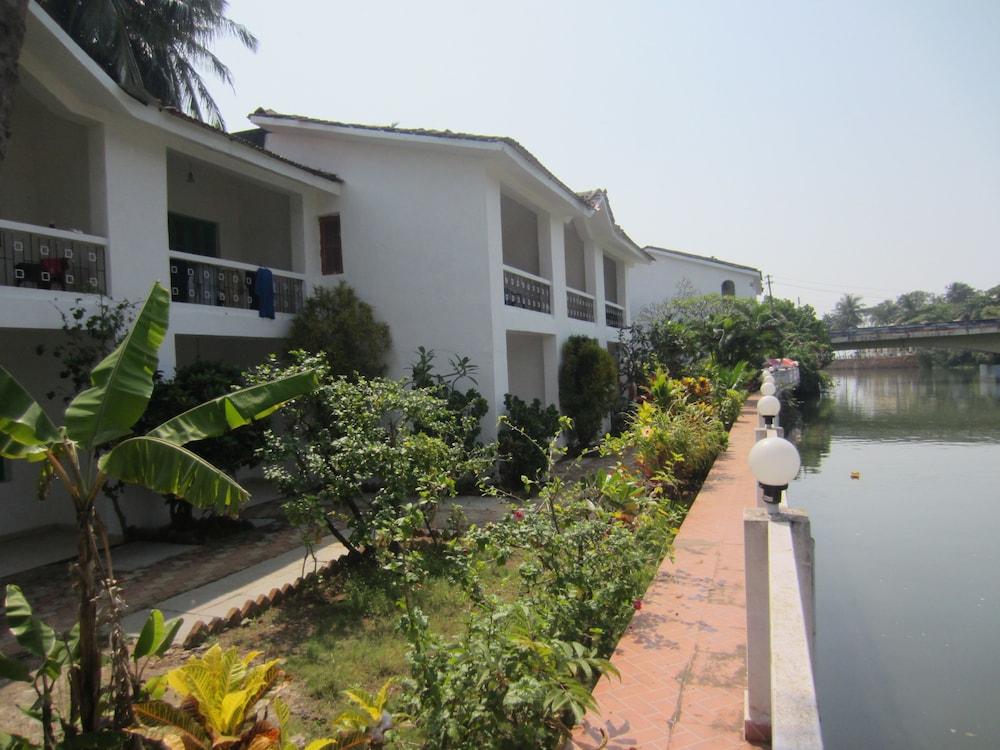 Hotel Riverside บากา ภายนอก รูปภาพ